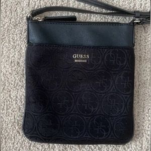 ❤️sold ❤️ GUESS CROSSBODY BAG